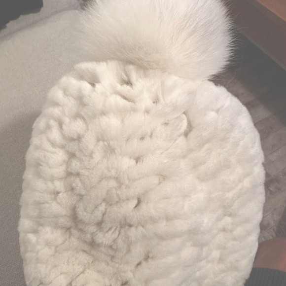 White fuzzy cap with pom pom - Picture 3 of 3